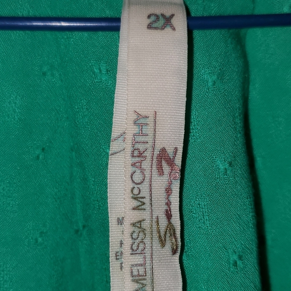 Beautiful plus size v neck top - Picture 2 of 4